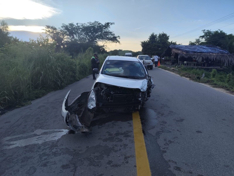 Chocan dos vehículos en la carretera Acapulco-Zihuatanejo en Petatlán