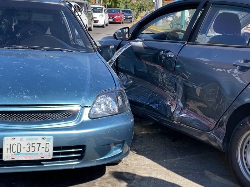 Accidente vehicular en Paseo de Zihuatanejo deja severos daños materiales