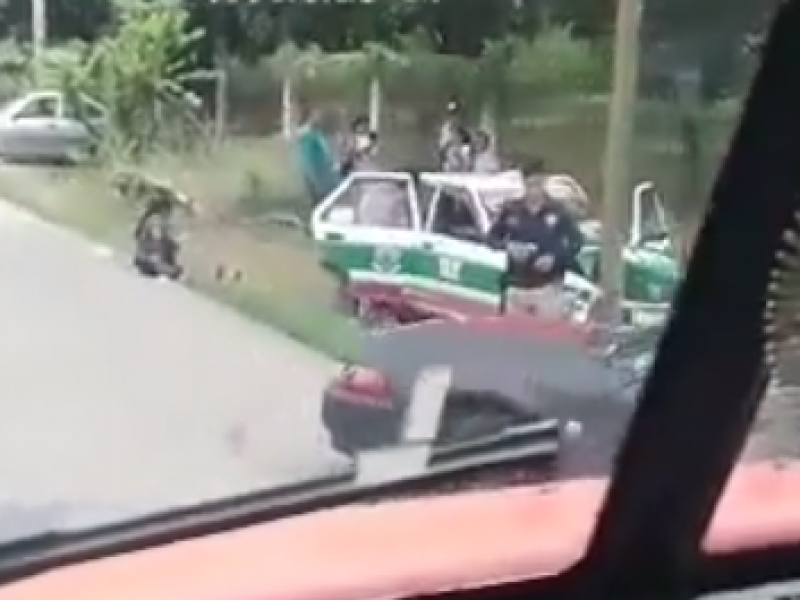 Accidente vehicular sobre carretera a Jalcomulco