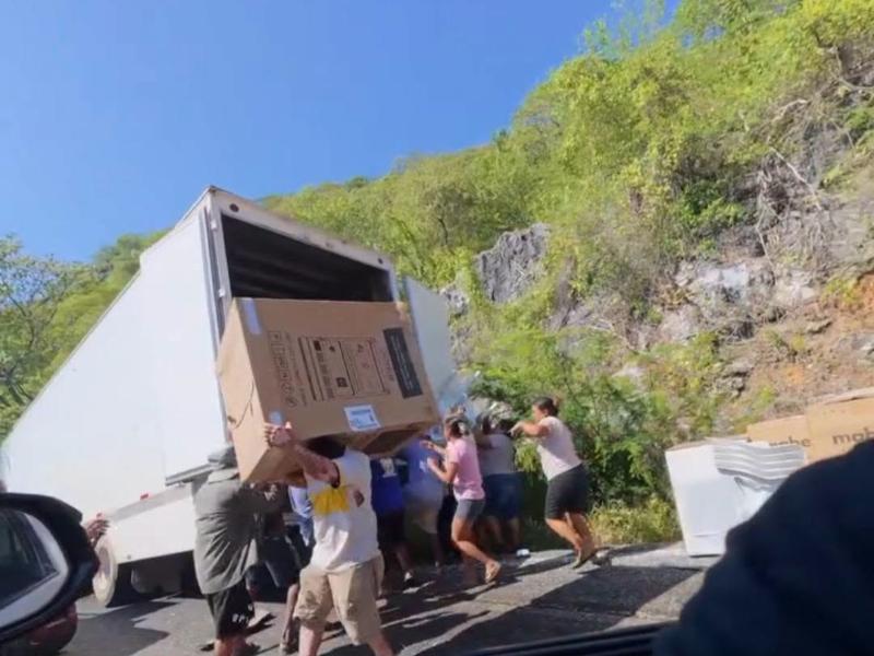 Accidente vial deriva en rapiña masiva de electrodomésticos en la Costa oaxaqueña