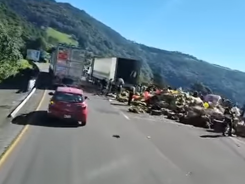 Accidente y rapiña en autopista Orizaba-Puebla