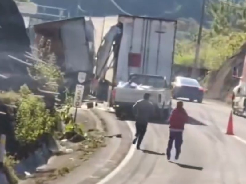 Accidente y rapiña en Cumbres de Maltrata