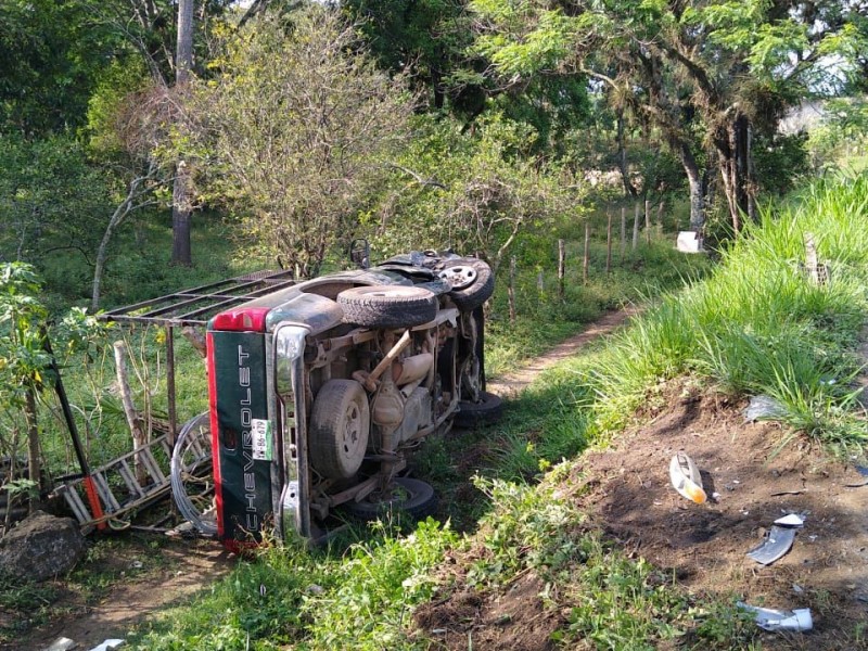 Accidente y volcadura sobre la carretera Jalcomulco - Tuzamapan