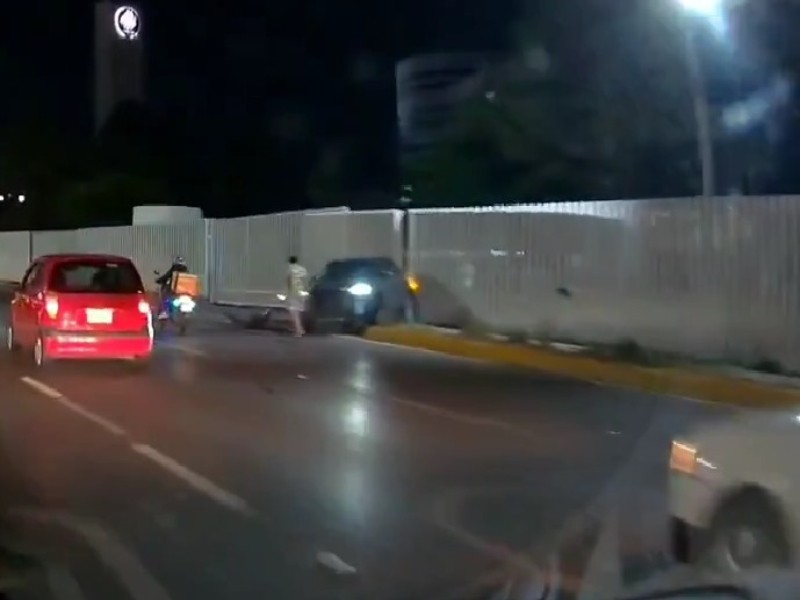 Accidente en la Atlixcáyotl deja diversos daños materiales