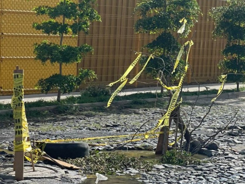 Acechan socavones y aguas negras en Lomas del Paraíso