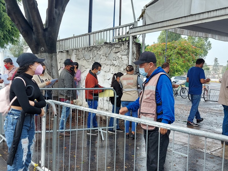 Aceptan vacunarse para cuidar a los suyos