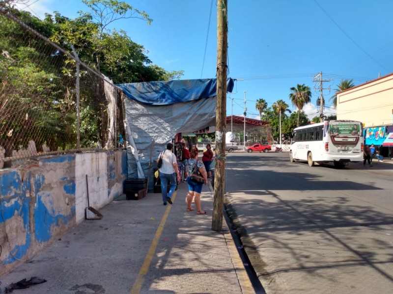 Aceptan vendedores quitar y poner armazones.