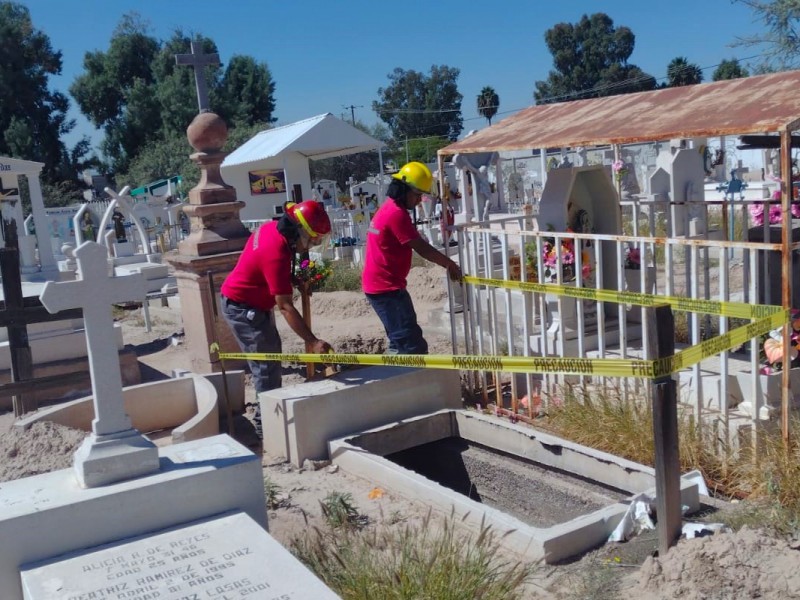 Acordonan lápidas en mal estado en panteones de Gómez Palacio