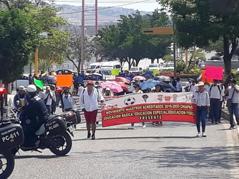 Acreditados en Chiapas marchan en medio de contingencia