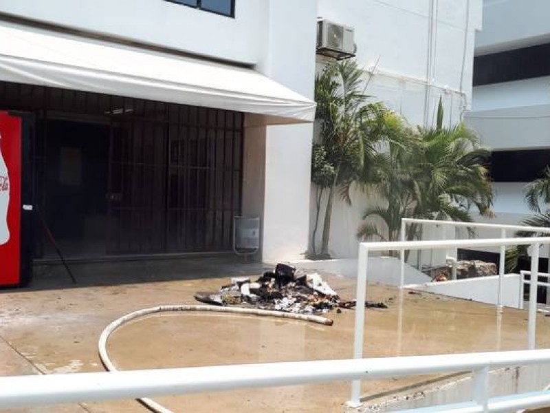 Acreditados vandalizan oficinas en Tuxtla