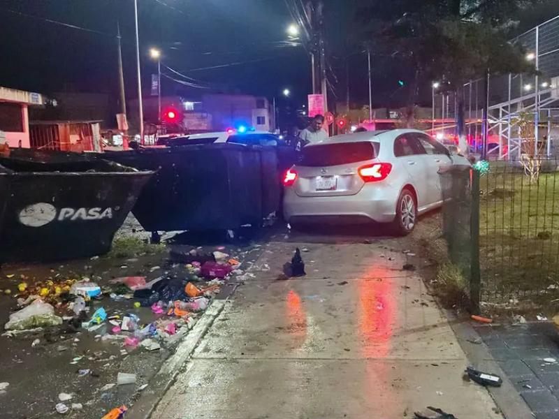 Acribillan a conductor de Mercedes frente a canchas en San Bartolo