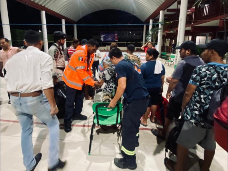 Activan 21 refugios temporales en Guerrero; resguardan a 1,292 personas