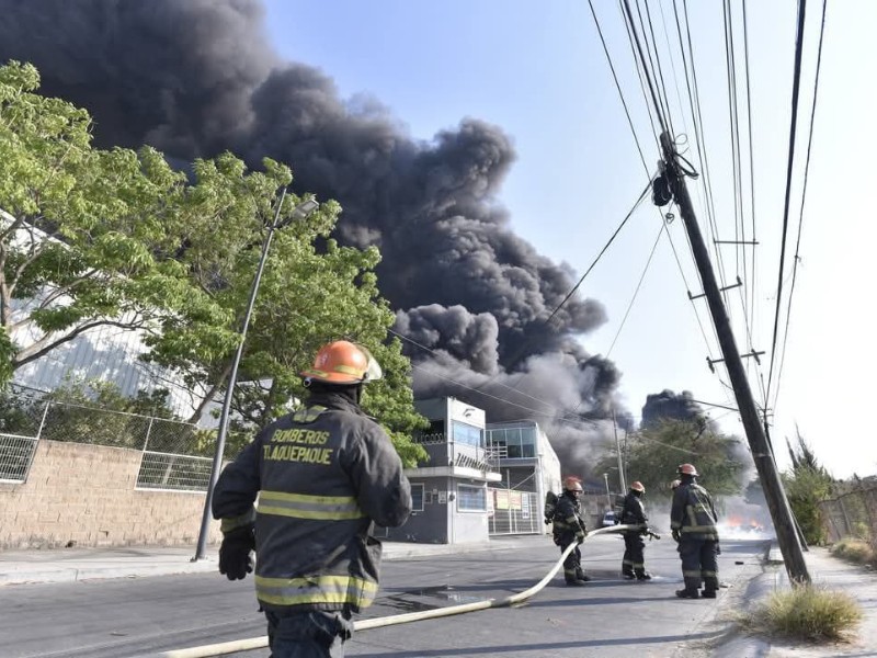 Activan alerta atmosférica por incendio en fábrica de aerosoles