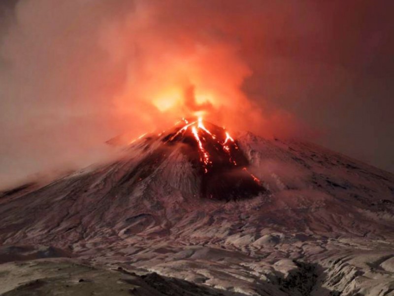 Activan alerta roja por erupción del volcán ruso Shiveluch