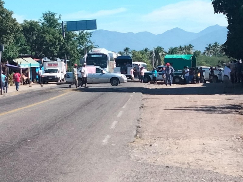 Activan bloqueo carretero en Jalapa del Marqués