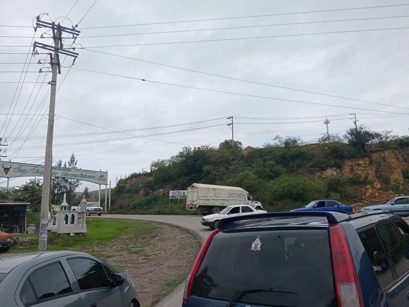 Activan bloqueo carretero en Santiago Juxtlahuaca