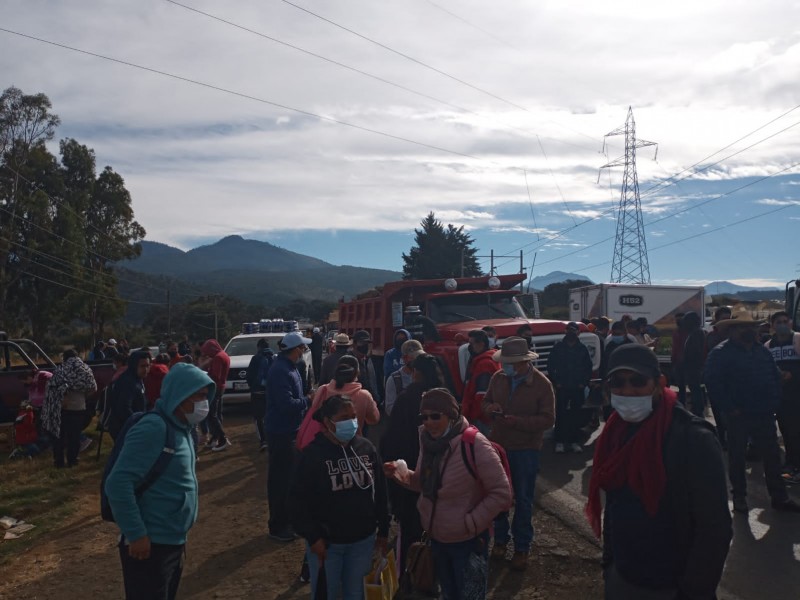 Activan maestros de Poder de Base bloqueos carreteros en Michoacán