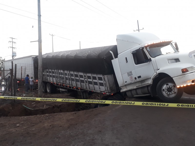 Activan plan DN-III por accidente de trailer