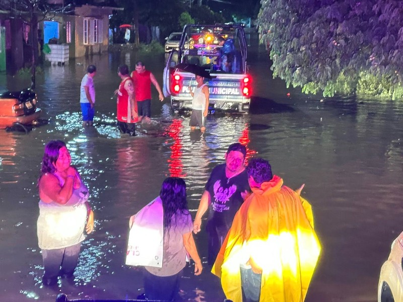 Activan refugio temporal y supervisan zonas afectadas de Tehuantepec por intensas lluvias