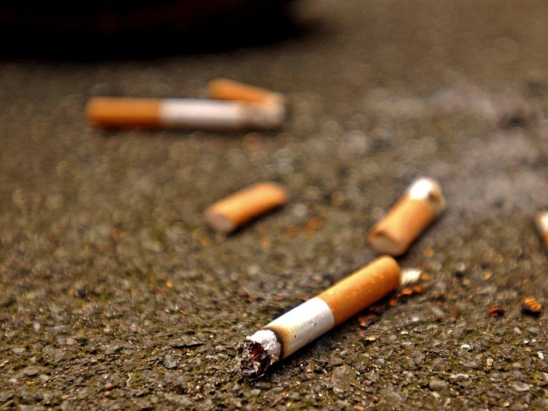 Activistas ambientales buscan que bachas de cigarros se reutilicen
