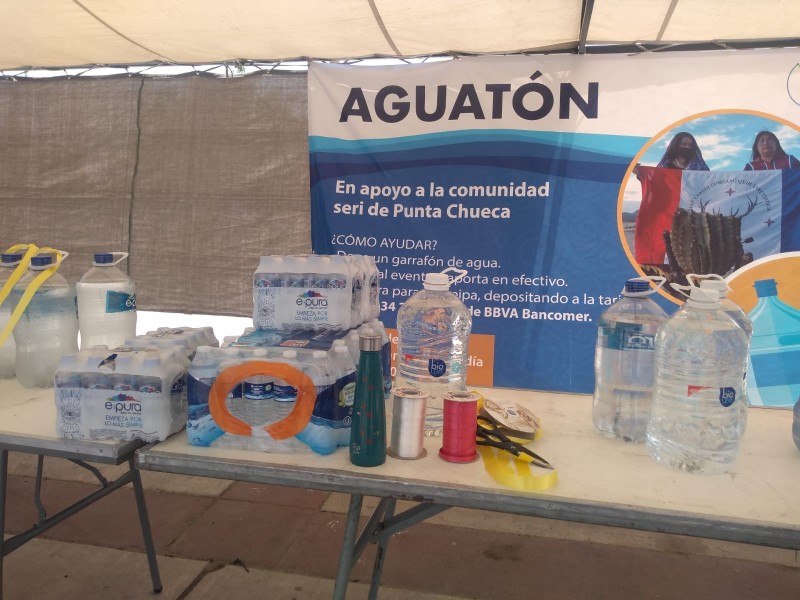 Activistas colectan agua purificada para donarla a comunidad seri