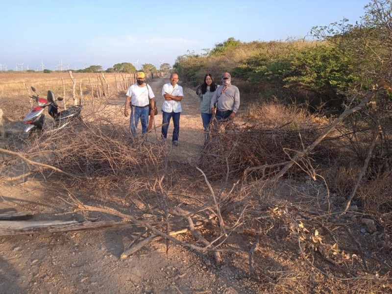 Activistas de Unión Hidalgo bloquean transito a constructora del FIT