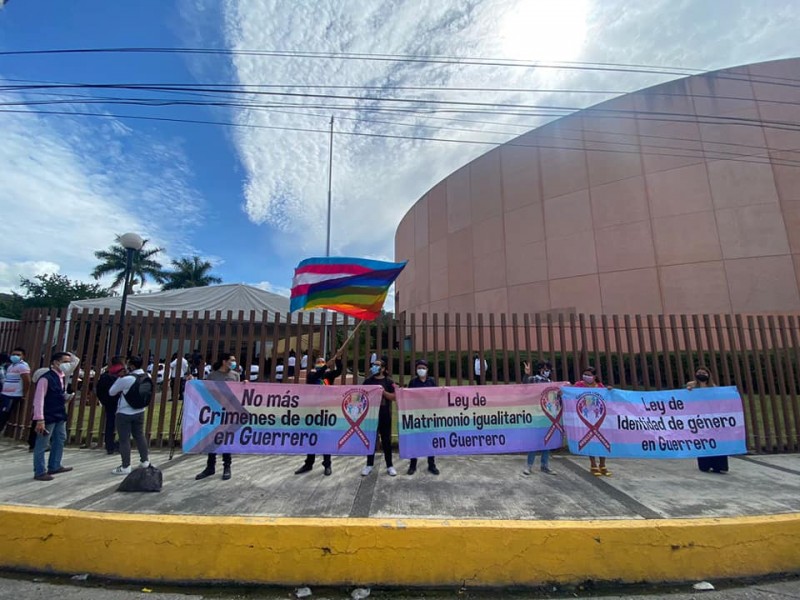 Activistas LGBT+ protestan en el Congreso; exigen aprobar matrimonio igualitario