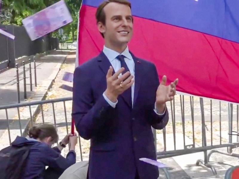 Activistas parisinos roban estatua de cera de Macron