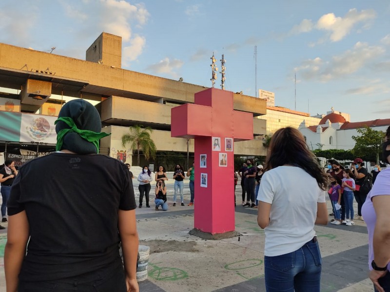 Activistas piden les devuelvan el memorial de víctimas de feminicidio