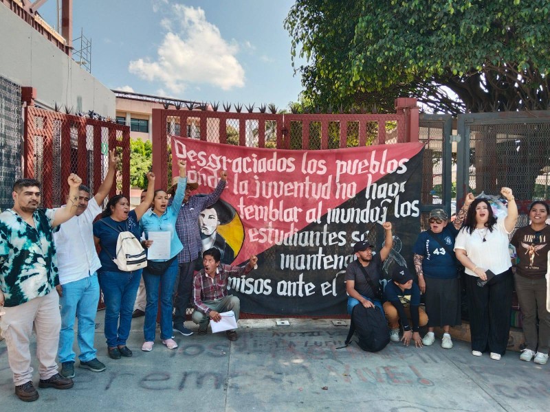 Activistas protestan en Congreso; exigen eliminación de Rubén Figueroa del calendario cívico