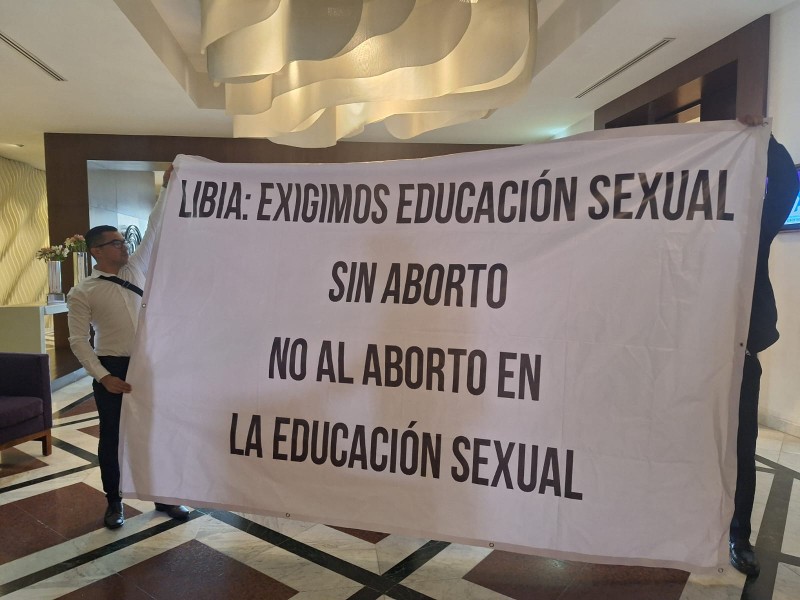 Activistas próvida interrumpen discurso de gobernadora