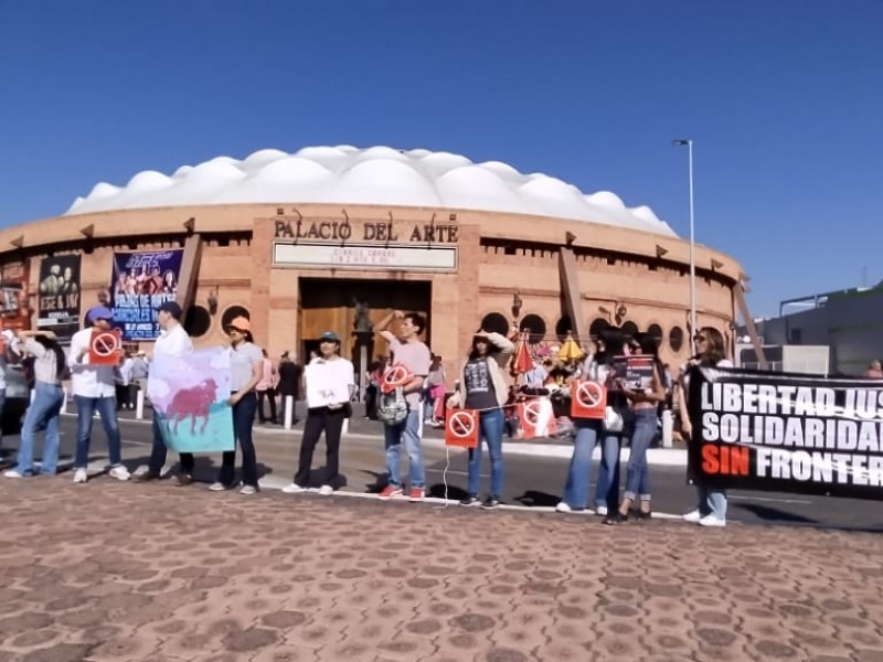 Activistas se manifiestan contra las corridas de toros en Morelia