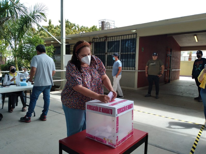 Acude alcaldesa Karla Córdova a emitir su voto