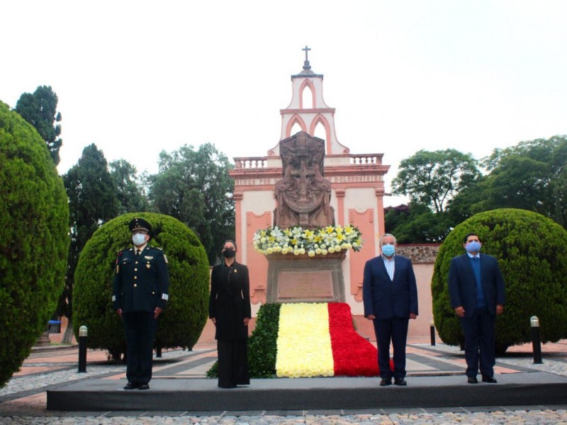 Acude Connie Herrera a Guardia de Honor