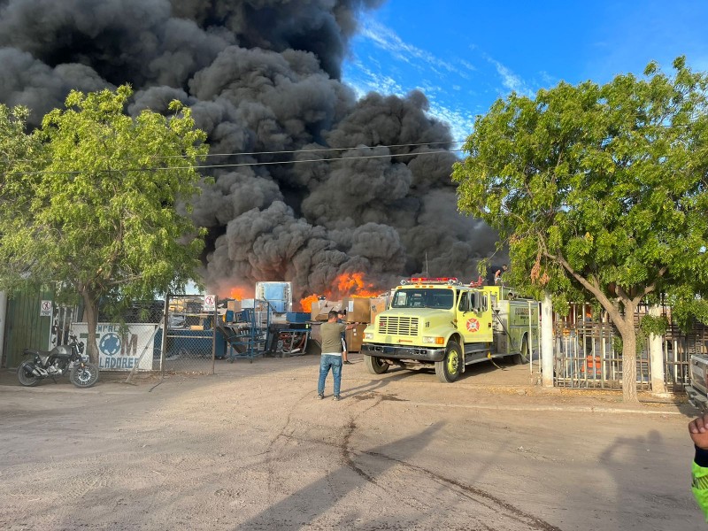 Acude Protección Civil Sonora a incendio en Recicladora en Empalme