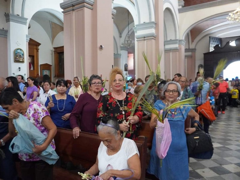 Acuden a bendecir palmitas en Catedral de Veracruz