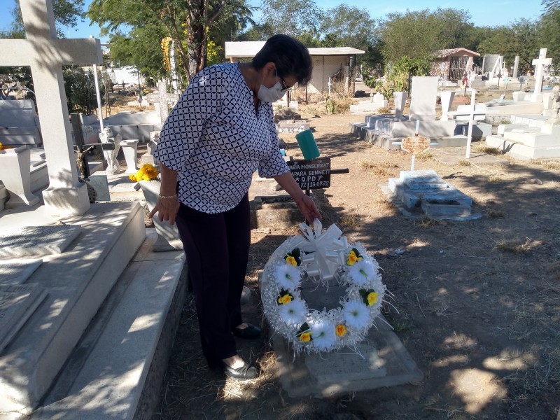 Acuden a panteones en el Día de Todos los Santos