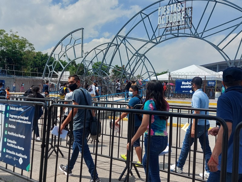 Acuden al Auditorio por problemas con certficado y rezagados