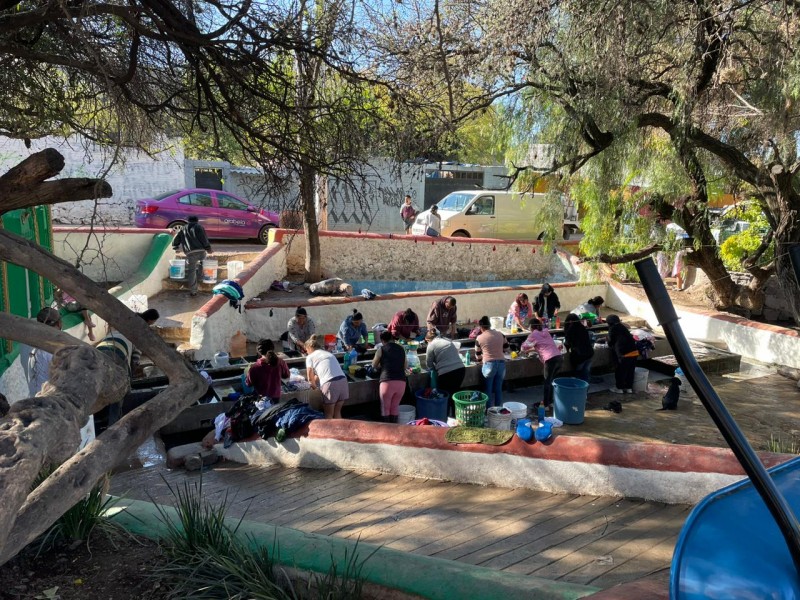 Acuden al manantial de El Salitre por agua tras desabasto