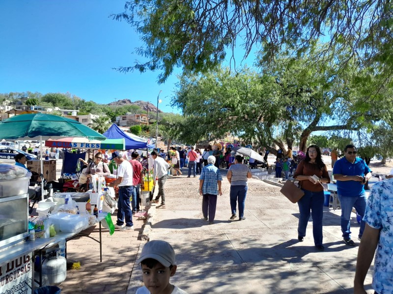 Acuden al panteón San Fernando a recordar a sus difuntos