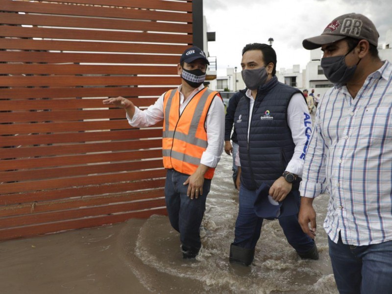 Acuden autoridades a zonas afectadas por lluvias en la capital