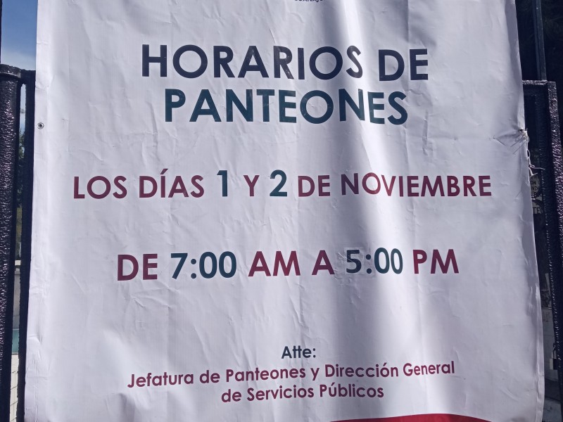 Acuden centenares de visitantes al panteón la cruz