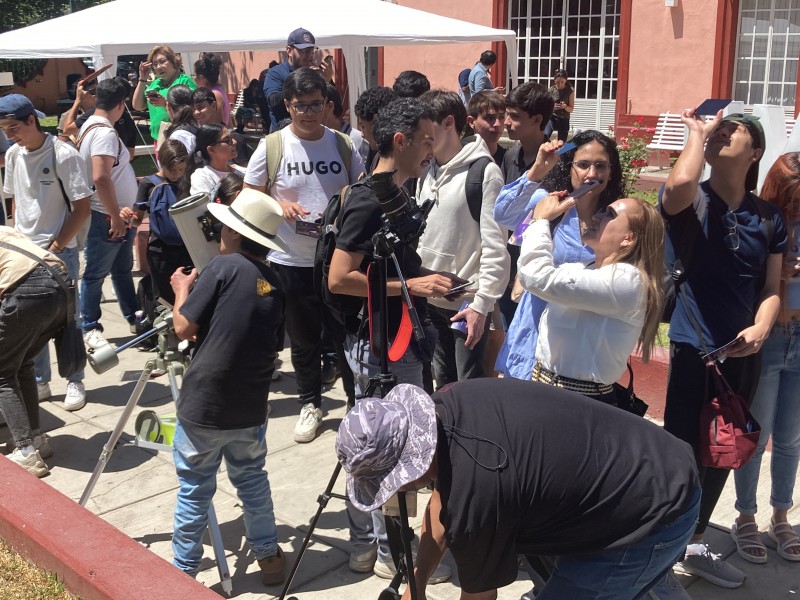 Acuden cientos a presenciar el eclipse al Instituto de Astronomía