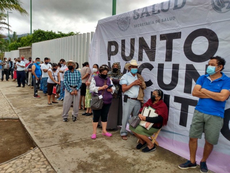 Acuden de madrugada adultos mayores a puestos de vacunación anticovid