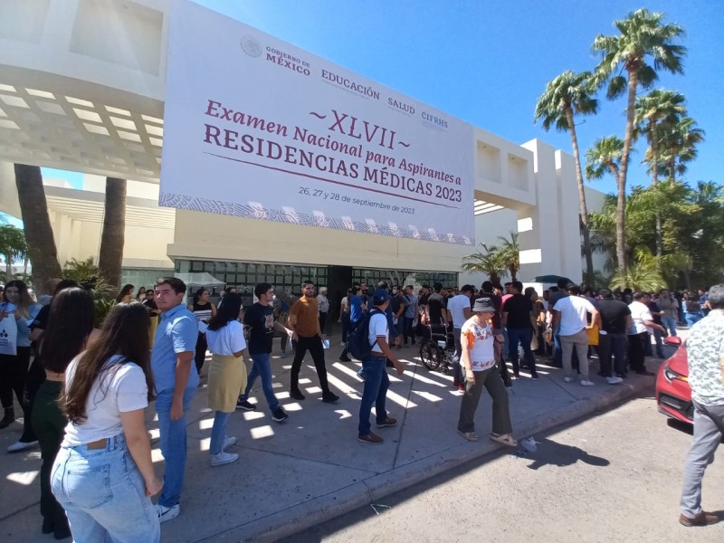 Acuden jóvenes a examen de selección para residencia médica