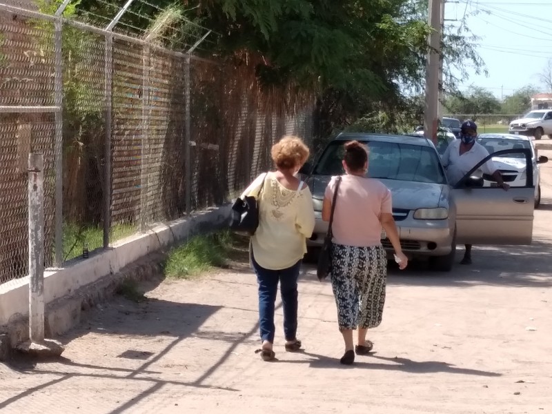 Acuden juntas madre e hija a vacunarse juntas