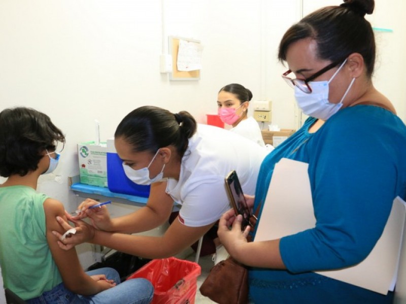 Acuden menores a campaña permanente de vacunación contra Covid-19