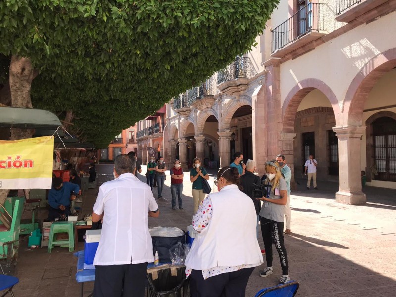 Acuden queretanos puestos de vacunación contra influenza