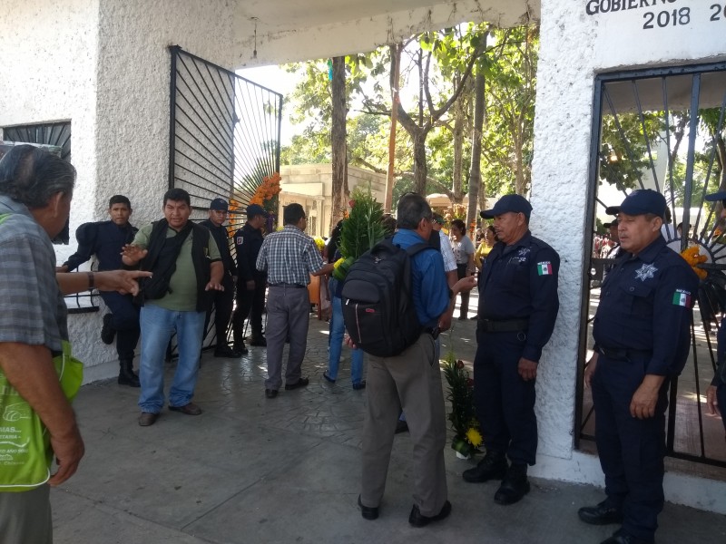 Brindan seguridad a visitantes en panteones