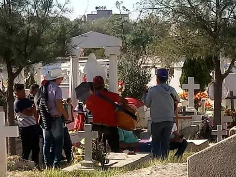 Acuden zacatecanos a panteones en día de muertos